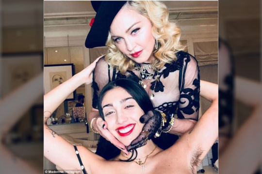 Naujųjų metų išvakarėse Madonnos dukra rodė plaukuotas pažastis