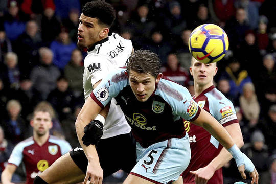 Už gynėją milžinišką sumą pakloti nusprendęs „Liverpool“ gelbėjosi per pridėtą laiką