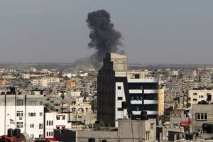 Izraelio aviacija po raketos smūgio atakavo „Hamas“ pozicijas Gazos Ruože