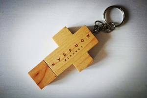 Reperis Medonas neįprastame albume įsiamžino ir nuogas, ir su prosenele