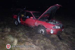 Pavogtą automobilį piktadariai sudegino griovyje