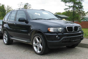 Turkmėnijoje uždraudė juodos spalvos automobilius: priežastis stulbina kvailumu