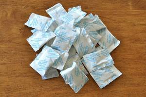 Kodėl verta neišmesti šių grėsmingą užrašą turinčių pakelių