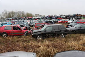 Konfiskuoti girtų vairuotojų automobiliai nebetelpa aikštelėse: juos parduoda pusvelčiui