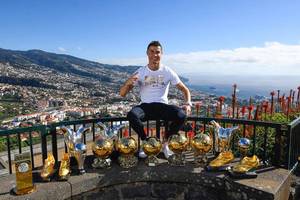 Įspūdingas Cristiano Ronaldo kadras – pozavo su brangiausiais trofėjais