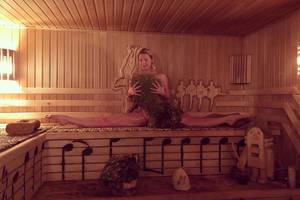 Gerbėjai pasmerkė nuogą Anastasiją Voločkovą, kuri špagatą darė pirtyje