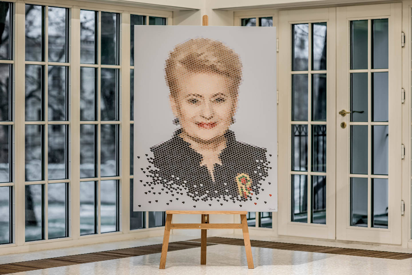 Menininkė Lietuvos valstybės atkūrimo šimtmečio proga sukūrė prezidentės Dalios Grybauskaitės portretą iš tūkstančių Lietuvos kontūro figūrėlių.