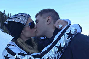 Paris Hilton parodė beveik 2 milijonų eurų vertės sužadėtuvių žiedą