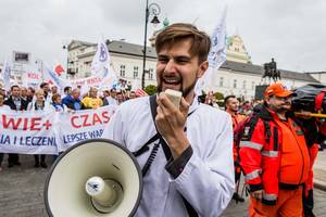 Lenkijoje tūkstančiai gydytojų ir rezidentų atsisako dirbti viršvalandžius