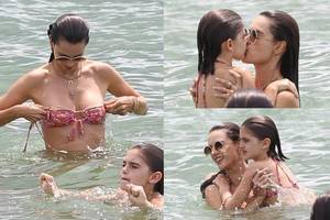 Su dukra besimaudančiai Alessandrai Ambrosio smuko maudymosi kostiumėlis
