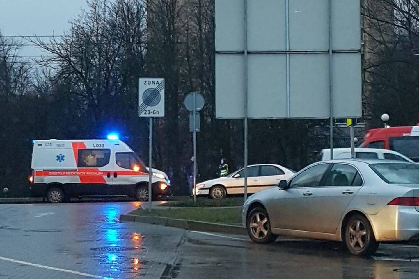  Kaune prie baseino automobilis partrenkė moterį.<br> Kur stovi policija Kaune nuotr.