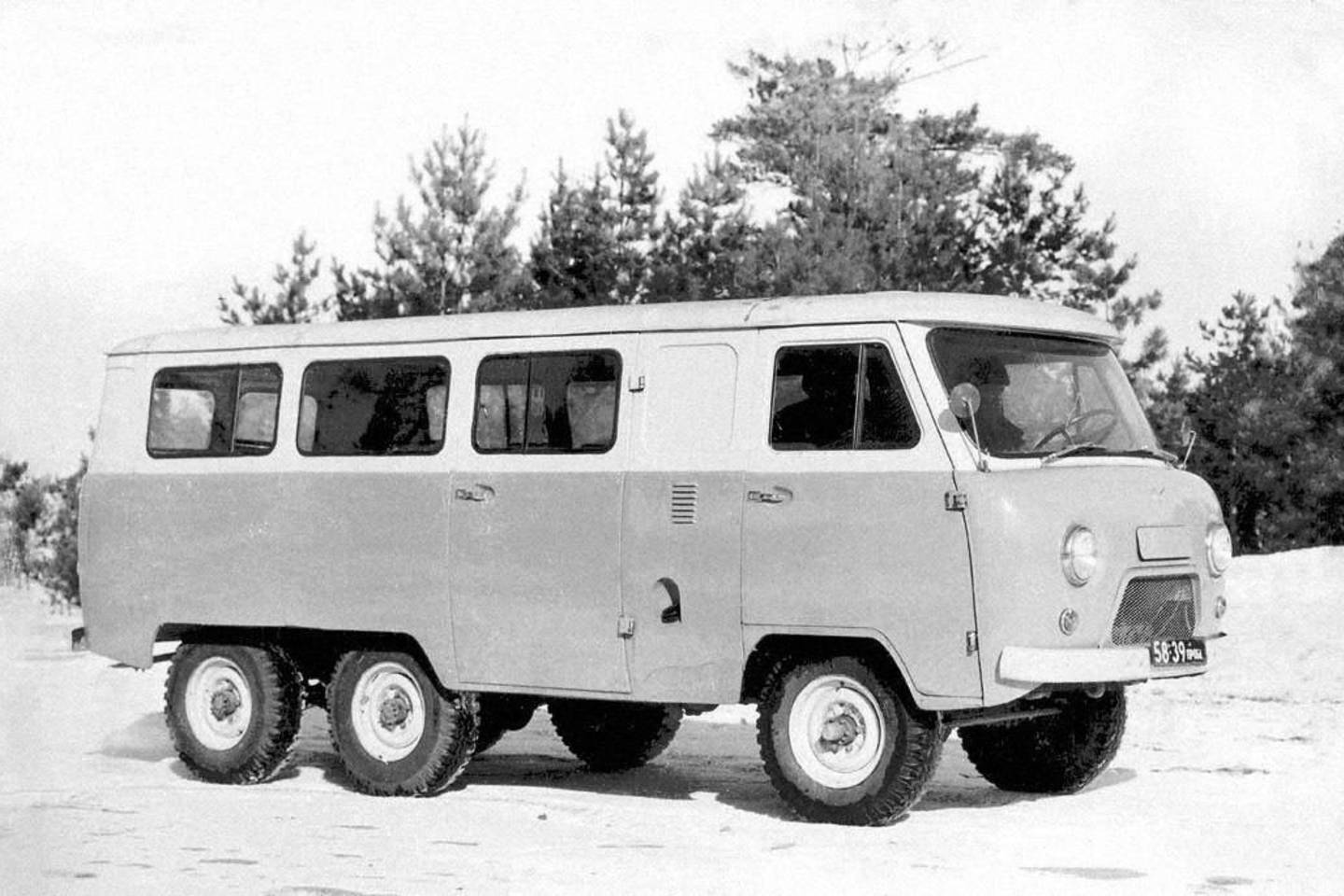 UAZ taip ir nepradėjo serijinės trijų ašių mikroautobuso gamybos, tačiau pagal jo brėžinius gruzinai paruošė unikalų automobilį medikams.<br>Gamintojo nuotr.