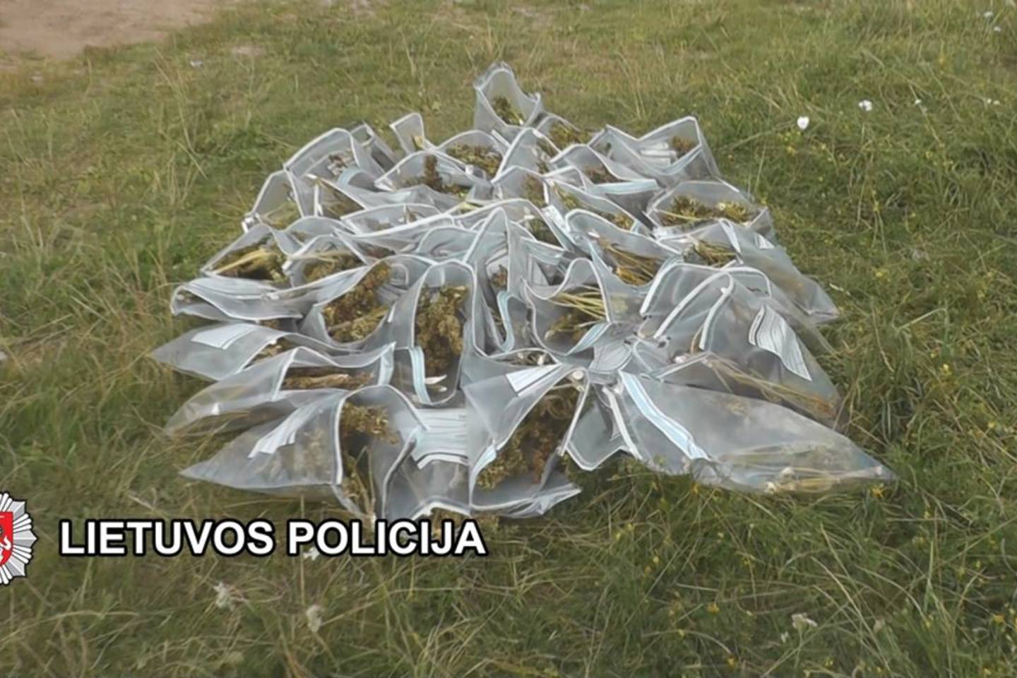 Iš viso iš neteisėtos apyvartos paimta daugiau nei 10 kg narkotikų, kurių „gatvės“ kaina – apie 100 000 Eur.