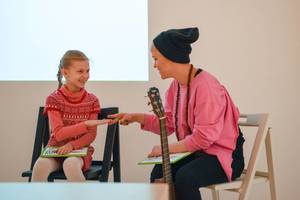 Atlikėja Bjelle onkologinėmis ligomis sergantiems vaikams skaitė pasaką