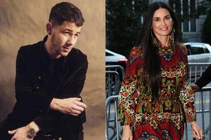 Aktorė Demi Moore šildosi 30 metų jaunesnio dukters draugo glėbyje