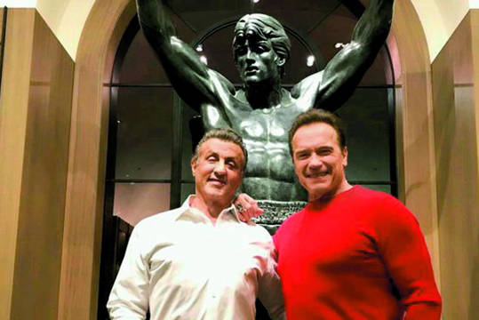 Sylvesteris Stallone namus papuošė savo herojaus skulptūra 