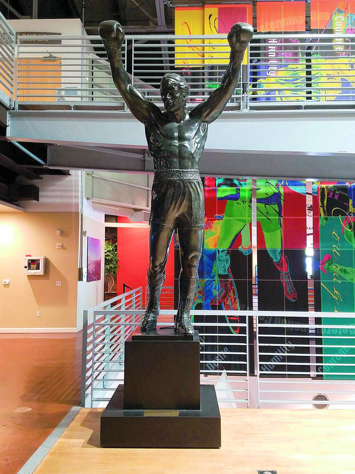 Iš šios nuotraukos S.Stallone gerbėjai sužinojo, kad jisįsigijo Rokio Balboa skulptūros dublikatą. 