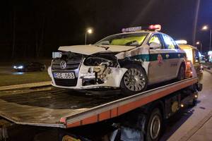 Į iškvietimą skubėję policijos patruliai Vilniuje sudaužė tarnybinį automobilį