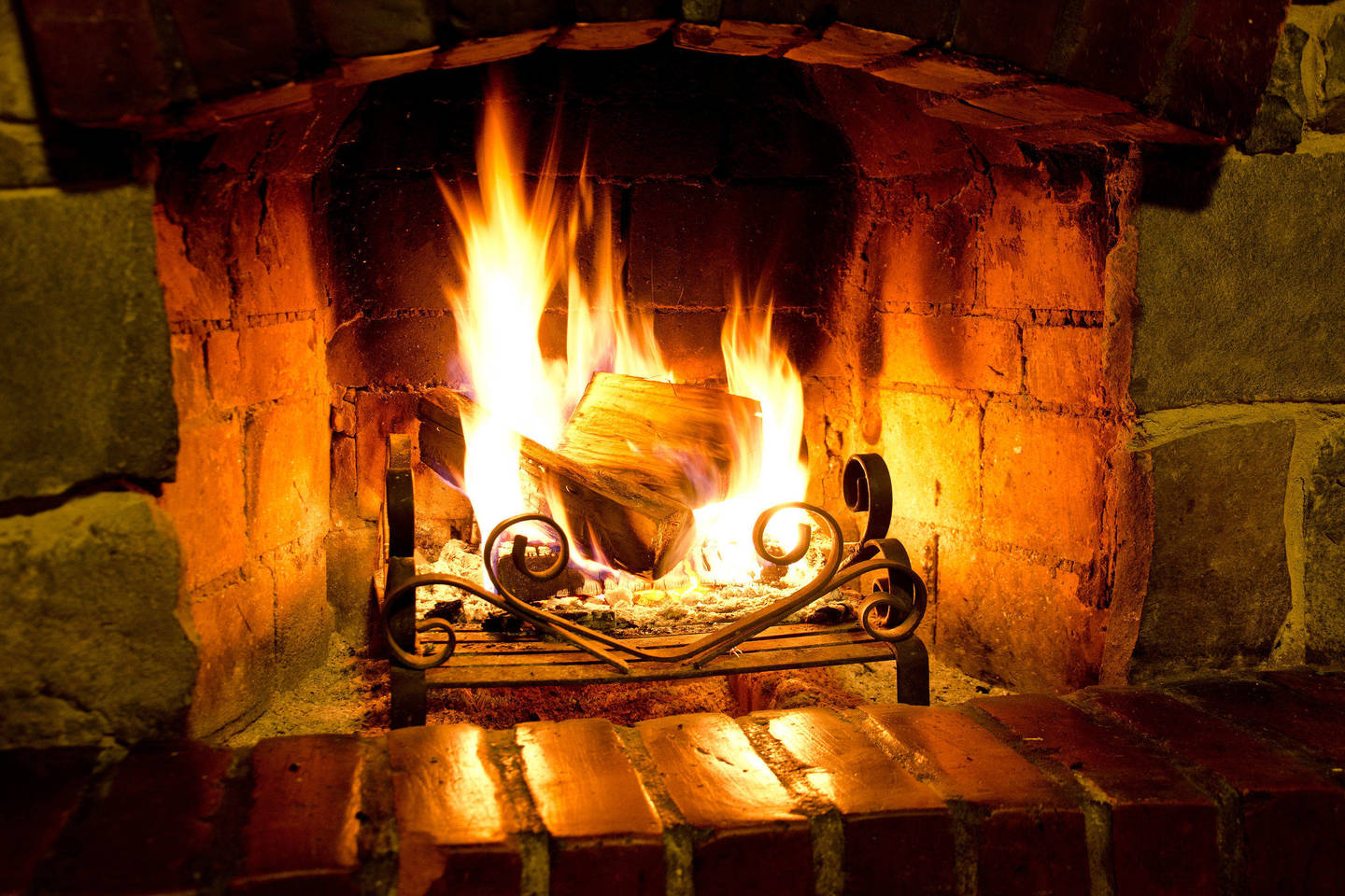  liepsnose galima žūti, tačiau ugnis gali ir sušildyti, kai gresia mirtis nuo šalčio. Be to, ji turi daugybę panaudojimo būdų. Pateikiame 10 įdomių faktų apie ugnį, kurių greičiausiai tikrai nežinojote.<br> 123RF nuotr.
