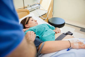 Dvigubą sveikatos draudimą mokėjusiai mamai šokas – pačiai teko mokėti net už klizmą 