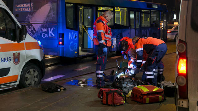 Vilniuje autobusas mirtinai partrenkė per perėją ėjusią moterį