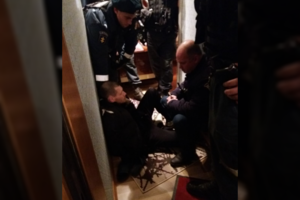 Žmogžudystė Klaipėdos „Akropolyje“: vyrą pasiduoti policijai įkalbėjo motina