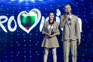 Į ekraną grįžusią Ugnę Skonsmanaitę papuošė Juozas Statkevičius