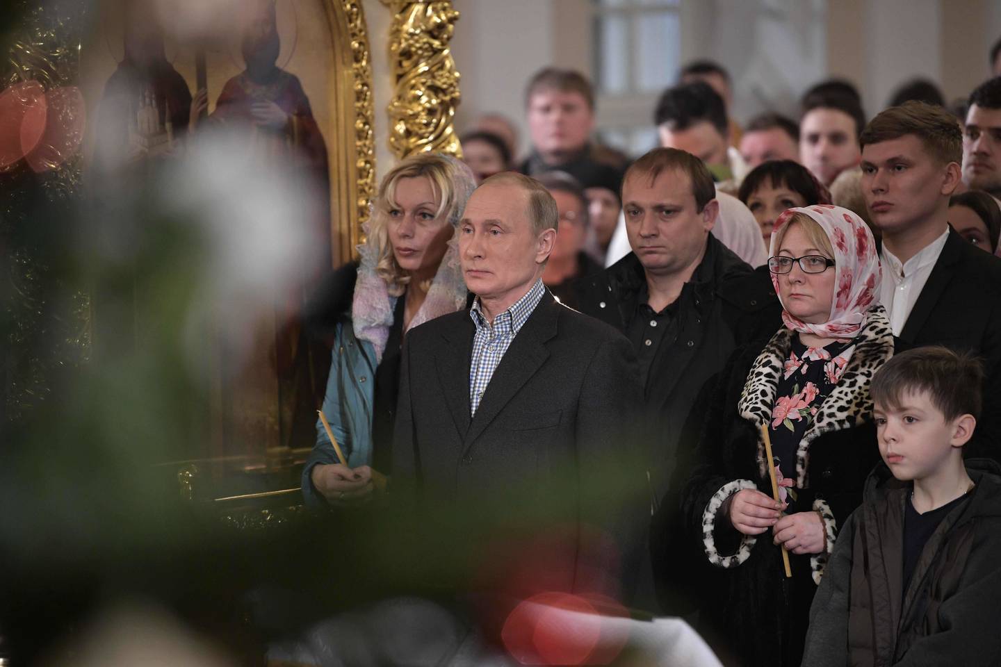 Prezidentas Vladimiras Putinas pamaldose dalyvavo Šventųjų Simono ir Onos cerkvėje Sankt Peterburge.<br> Reuters/Scanpix nuotr.