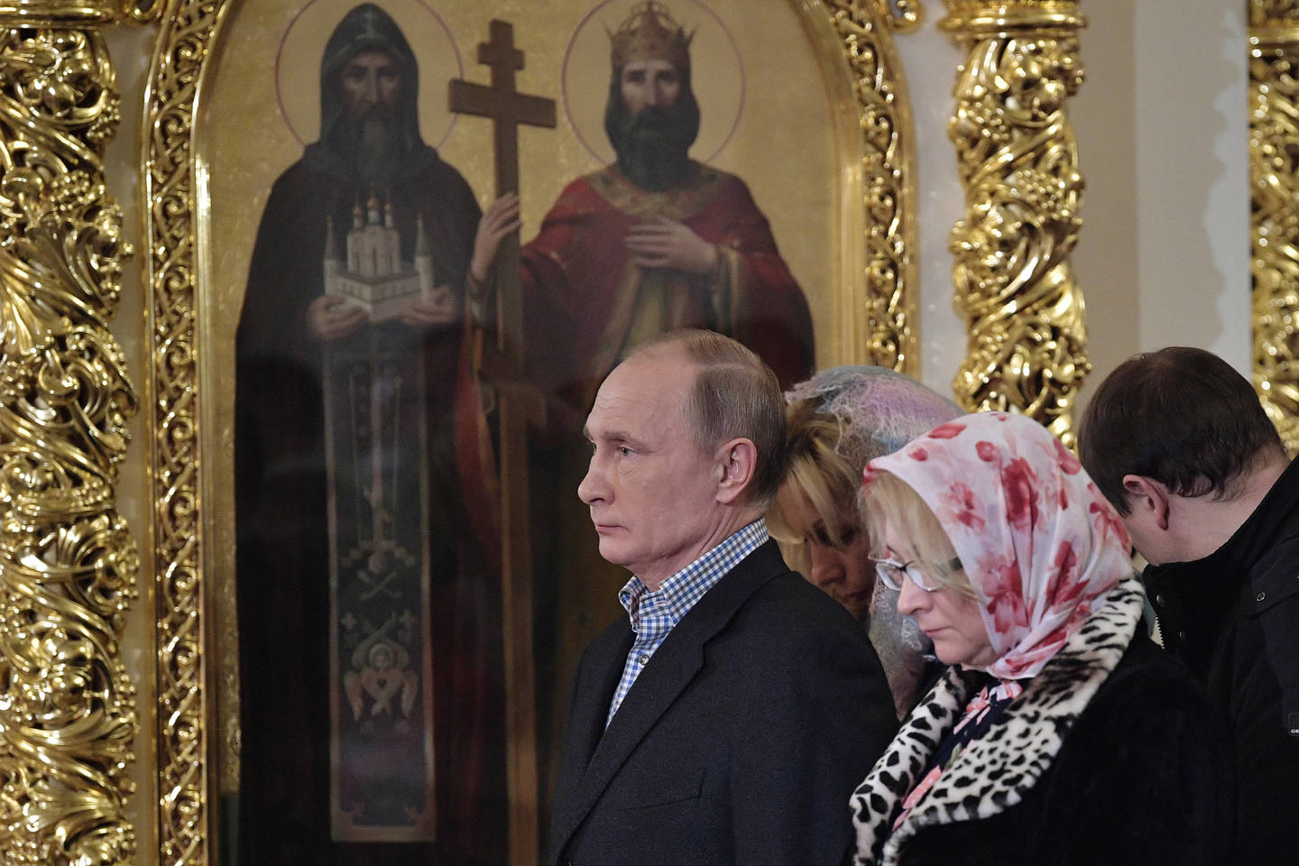Prezidentas Vladimiras Putinas pamaldose dalyvavo Šventųjų Simono ir Onos cerkvėje Sankt Peterburge.<br> Reuters/Scanpix nuotr.