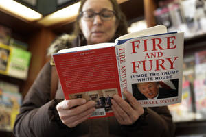Knyga apie Donaldą Trumpą sukėlė skandalą JAV. Ką žinome apie jos autorių?