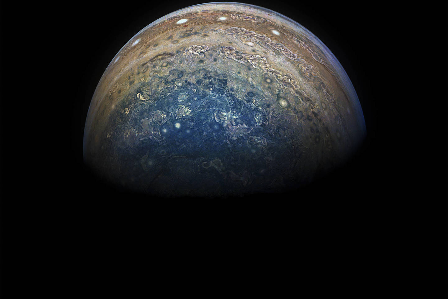  Milijardą kainavęs NASA zondas „Juno“ baigė savo 10-ąją kelionę apie Jupiterį ir persiuntė į Žemę įspūdingas nuotraukas.<br> NASA/JPL-Caltech/SwRI/MSSS/Geraldo Eichstädto/Seáno Dorano nuotr.