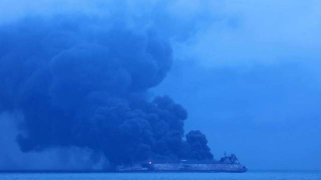 Pavojus prie Kinijos krantų: užsidegęs Irano tanklaivis gali sprogti