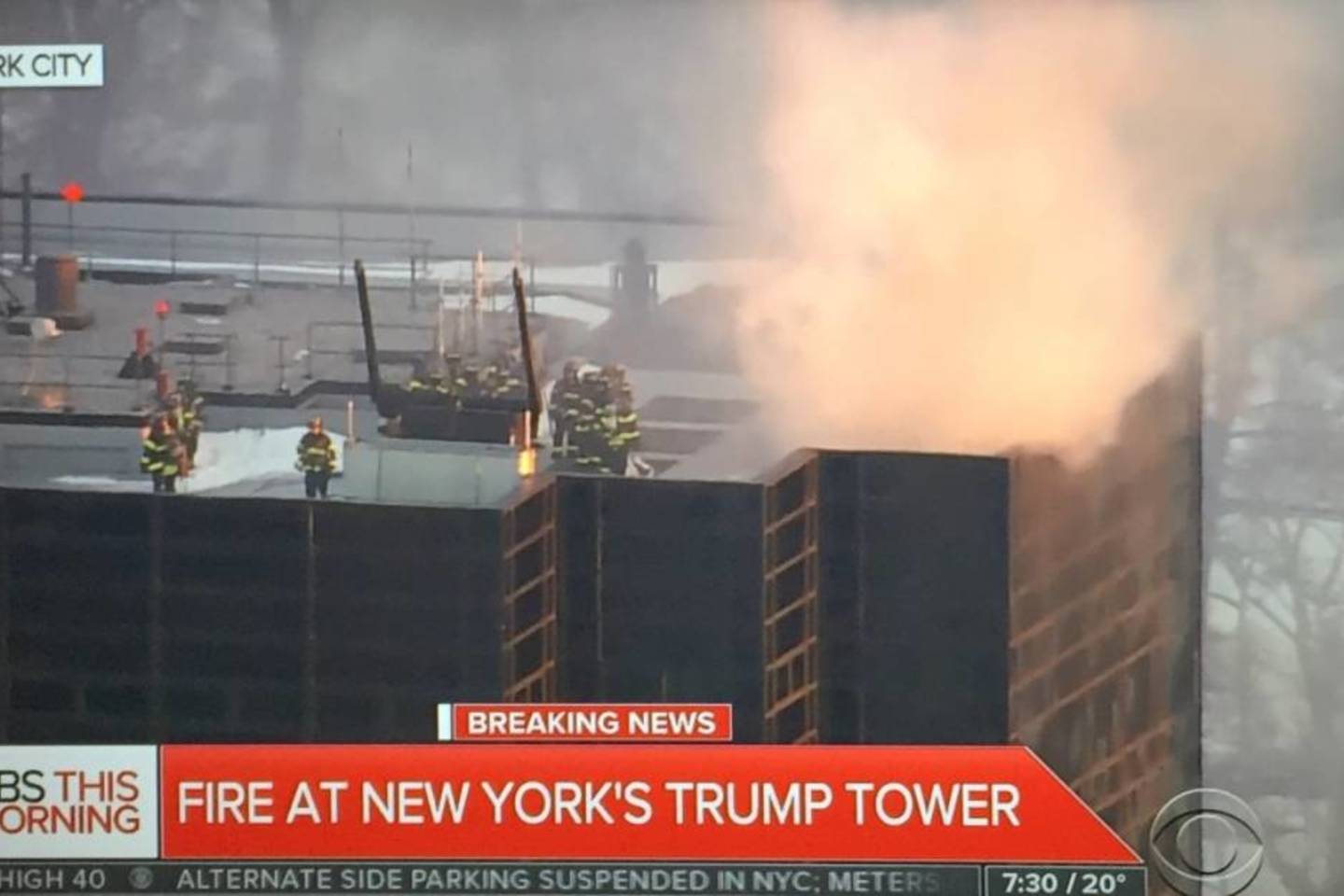 Gaisras įsiplieskė ant „Trump Tower“ stogo.<br> „Twitter“ nuotr.