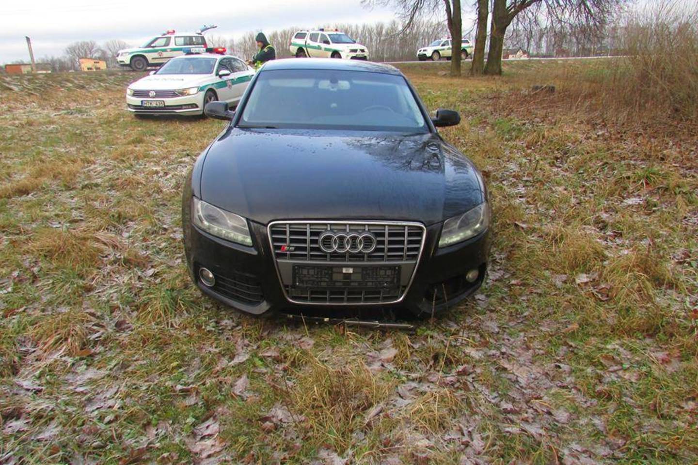  Tarsi trilerio kadruose: po persekiojimo sulaikytas Lenkijoje vogtas „Audi“.<br> Facebook/Marijampolės apskrities VPK nuotr.