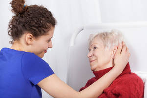 Iš ligoninės norėjo parsivežti senolę – tai priminė skolų išmušinėjimą 