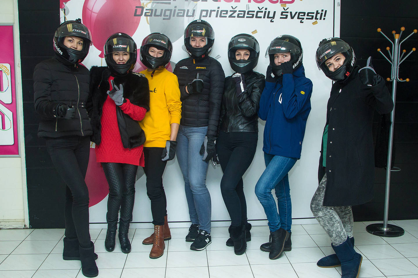  „Racing Ladies“ surengė kartingo lenktynes vaikams iš Nemenčinės vaikų ir paauglių socialinio centro.<br> R.Valiulio nuotr.