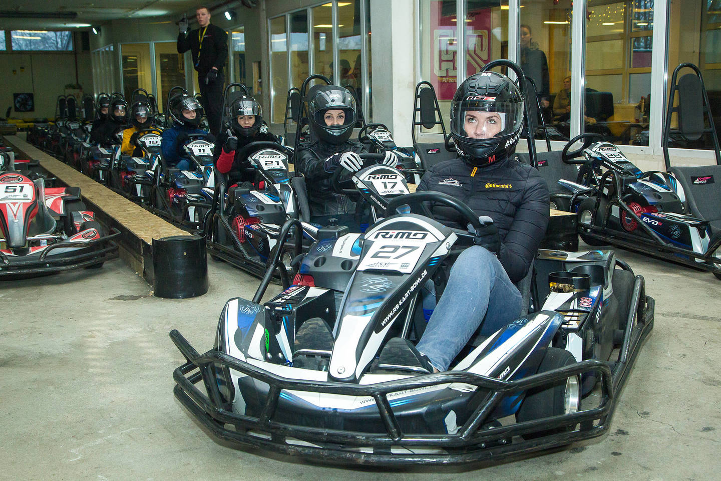  „Racing Ladies“ surengė kartingo lenktynes vaikams iš Nemenčinės vaikų ir paauglių socialinio centro.<br> R.Valiulio nuotr.