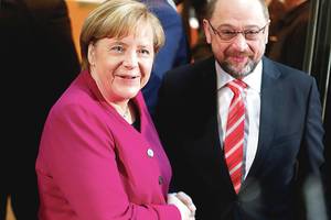 Angela Merkel griebiasi šiaudo – konkurentų