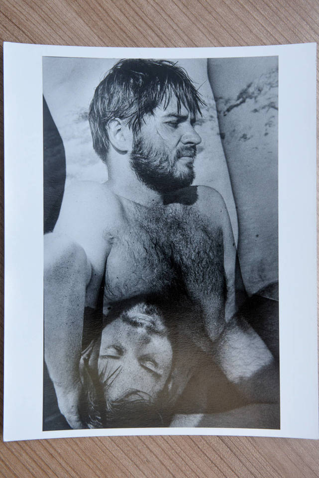  Garsus JAV fotografas Algimantas Kezys Amerikoje sukūrė vyrų aktų kompozicijų, kuriose užfiksuotas Artūras Tereškinas su draugu.<br>Asmeninio albumo nuotr.
