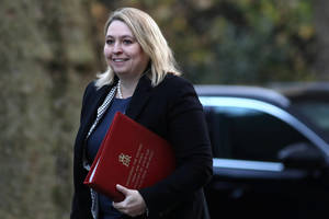 Theresa May paskyrė naują Šiaurės Airijos reikalų ministrę