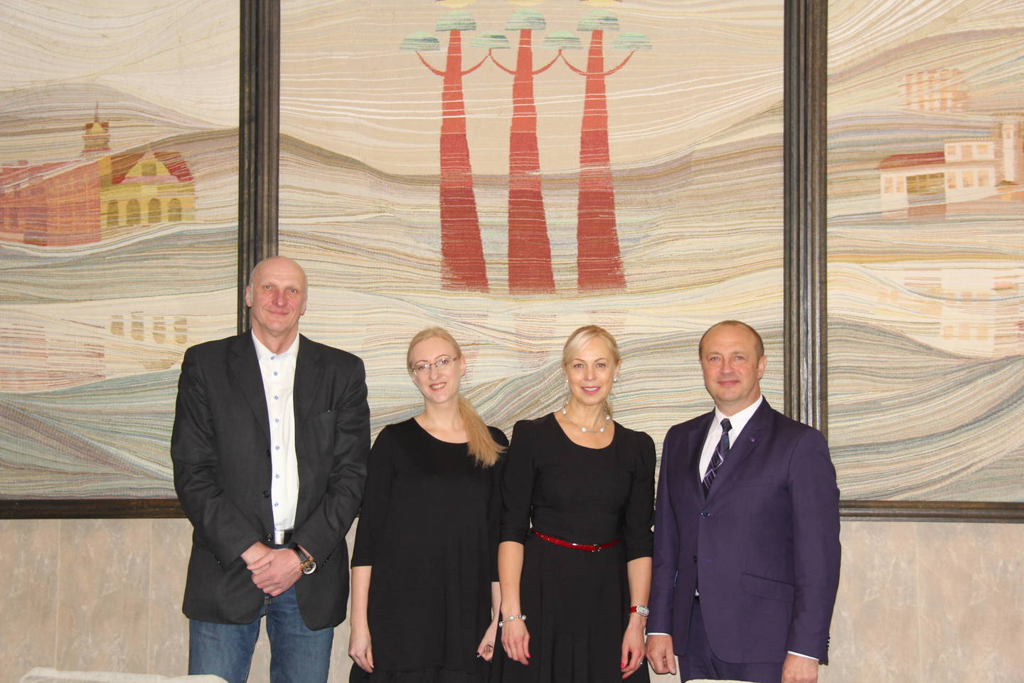 LMKL vadovė A.Ginelevičienė (antra iš dešinės) ir projektų vadovė M.Andriekaitė (antra iš kairės) dar prieš Kalėdas susitiko su Druskininkų savivaldybės meru R.Malinausku (dešinėje) bei Druskininkų sporto centro vadovu V.Matkevičiumi (kairėje).