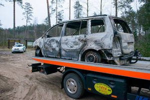 Kraupi sargo paieškos atomazga: rastas sudegintas automobilis, bagažinėje – kūnas