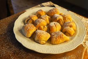 Greitai pagaminami pyragėliai su obuoliais iš lėkštės dingsta žaibo greičiu