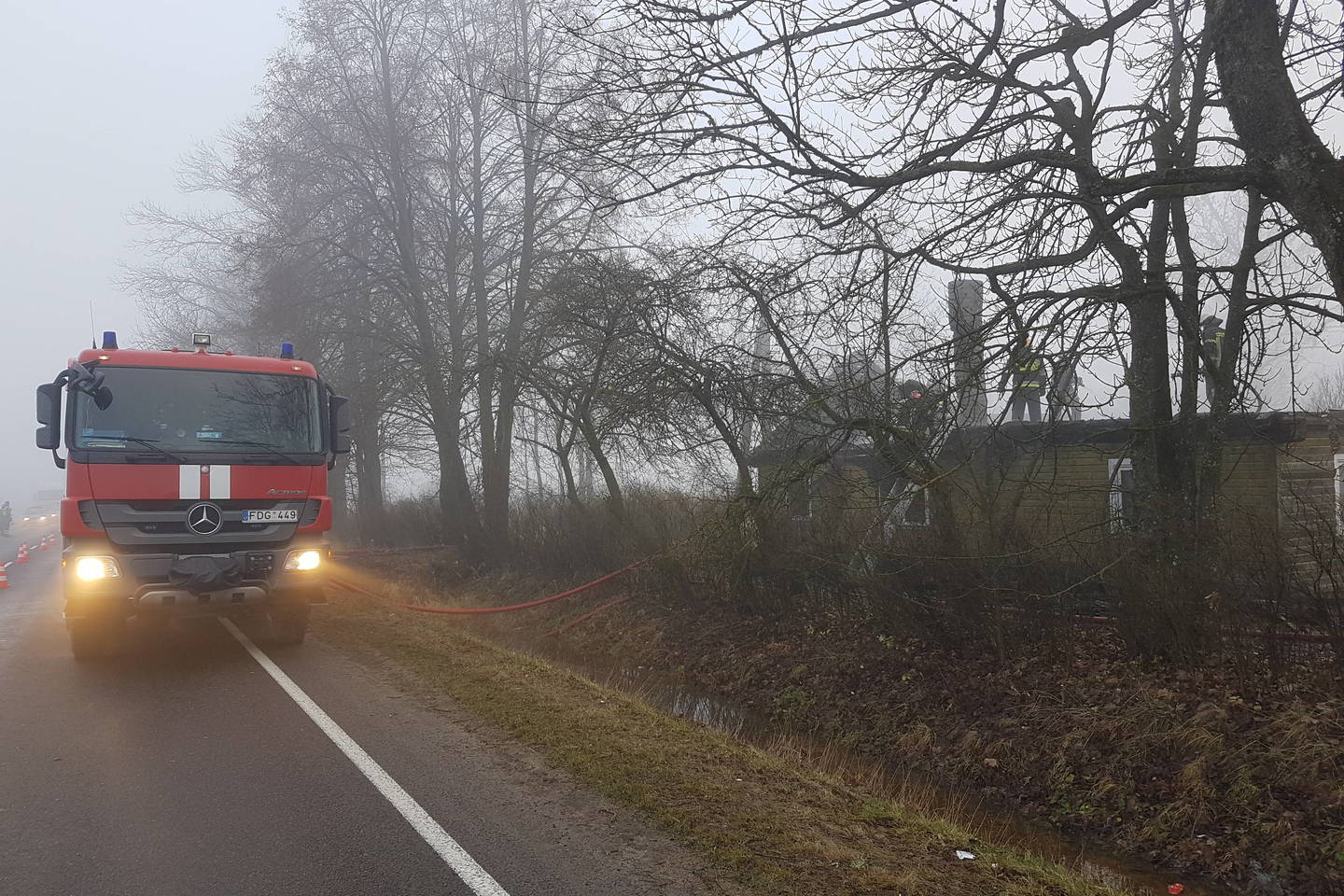 Apmalšinę liepsnas ugniagesiai namo viduje rado stipriai apdegusios moters kūną.