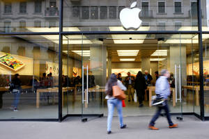 Dėl rūkstančios „iPhone“ baterijos Ciuriche buvo evakuota parduotuvė