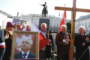 Lenkai išsigando vis aršiau diegiamo velionio prezidento kulto