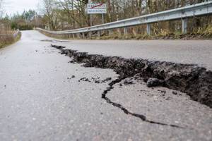 Pakaunės gyventojai apstulbę: neseniai tvarkytame kelyje atsivėrė praraja