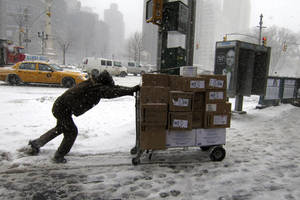 Laukiami ir keikiami kurjeriai: jų darbas – it košmaras, žmonės siunčiasi net vandenį