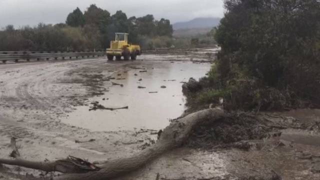 Kalifornijoje audrų sukelti potvyniai ir purvo nuošliaužos pražudė 13 žmonių