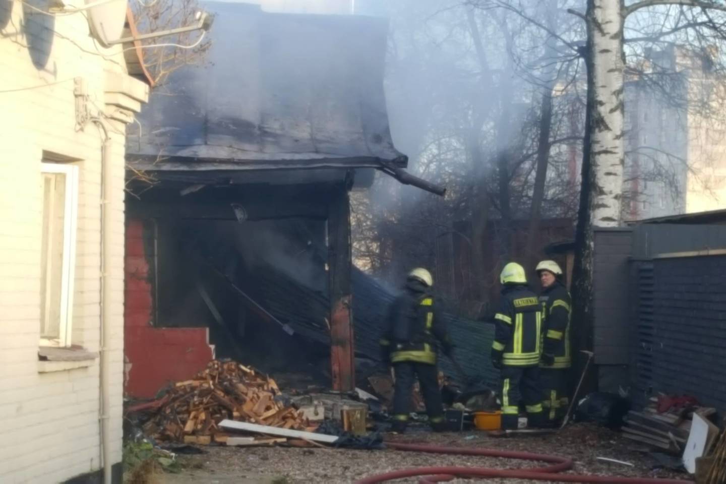 Kaune užsiliepsnojus namui sužaloti trys saugusieji ir vaikas.